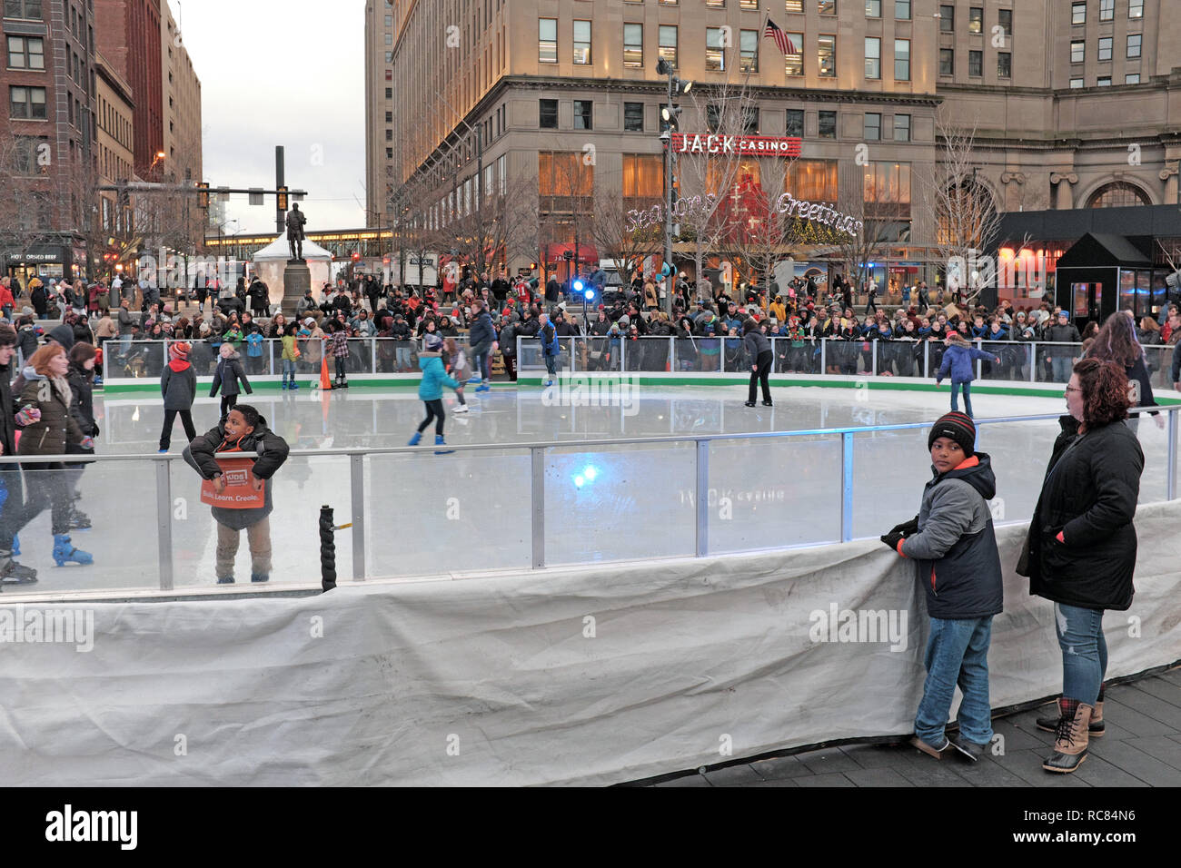 Los patinadores de hielo disfrutan de la pista de patinaje sobre hielo al aire libre en temporada en Public Square en el centro de Cleveland, Ohio, Estados Unidos. Foto de stock