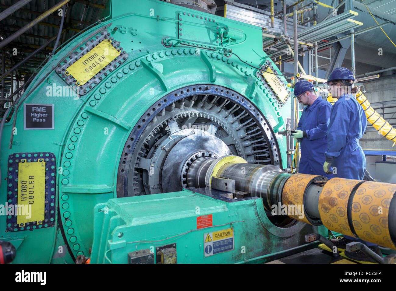 Ingenieros generador de inspección en la estación de energía nuclear durante la parada Foto de stock