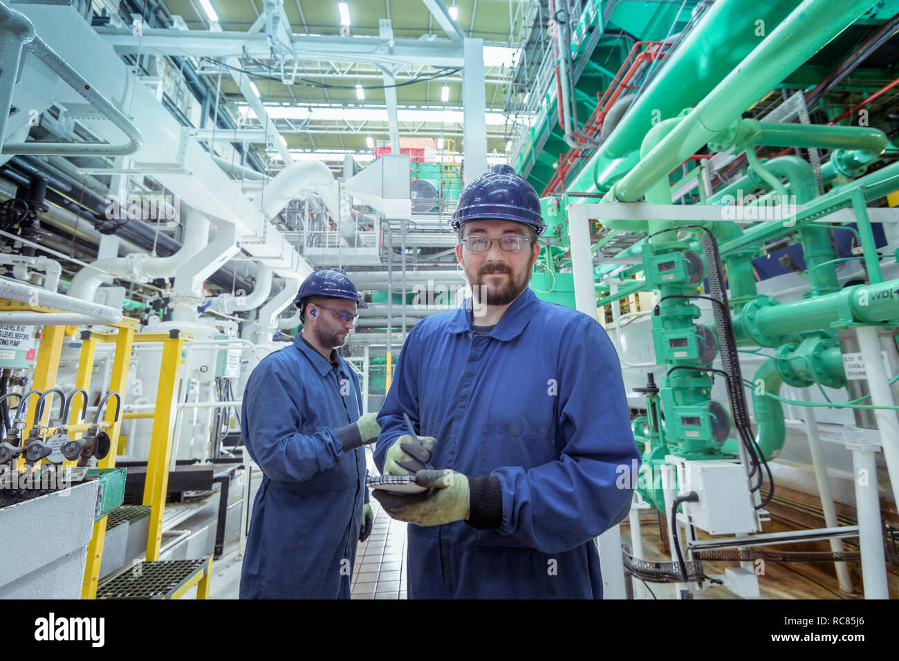 Retrato de ingeniero en la sala de turbinas en la estación de energía nuclear Foto de stock