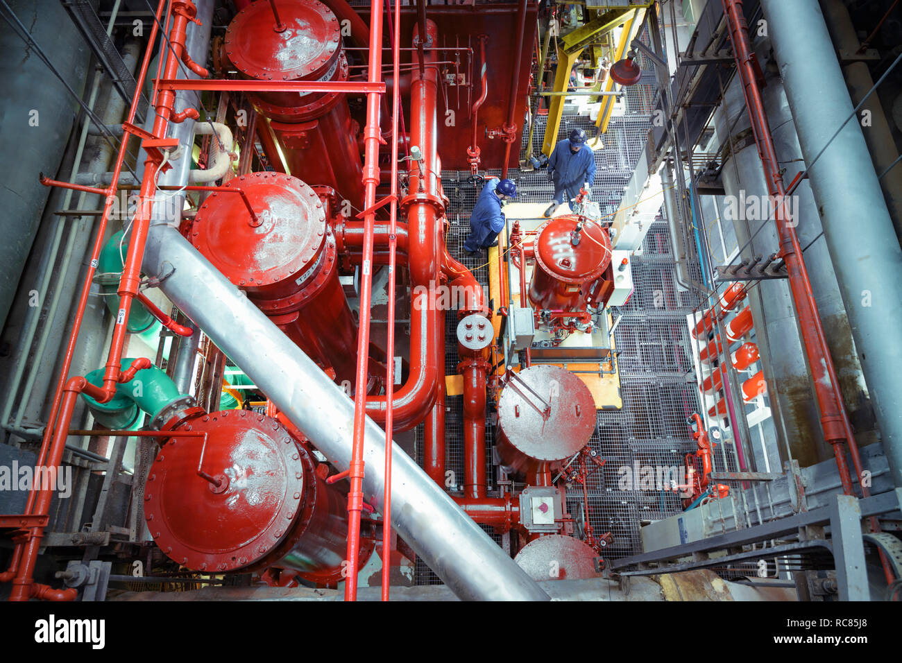 Vista aérea de los ingenieros en la sala de turbinas de la central nuclear Foto de stock