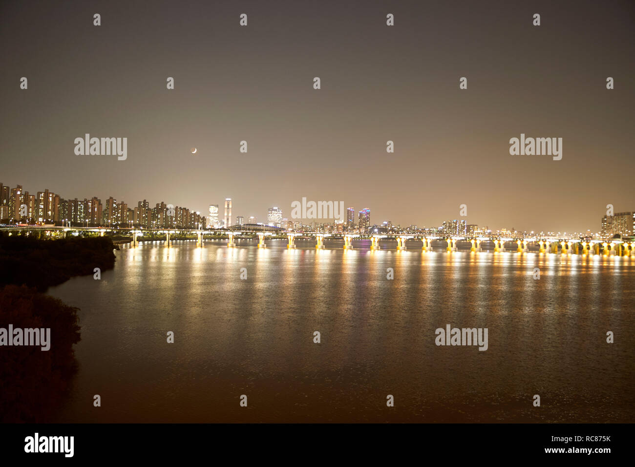 Iluminación de Banpo Bridge se reflejan en el agua del río Han, en Seúl, Corea del Sur Foto de stock