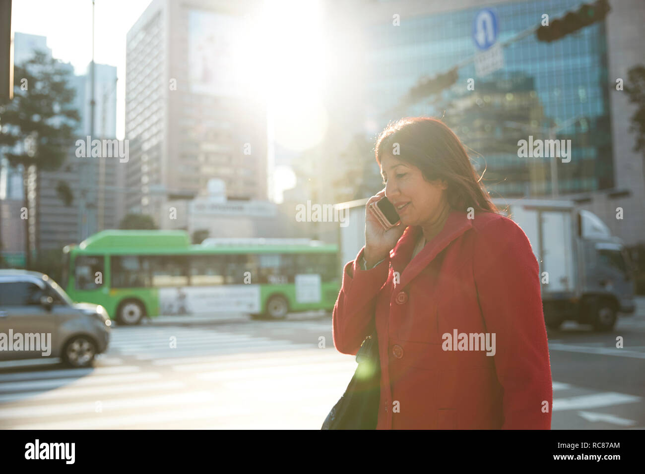 La empresaria mediante smartphone en ciudad, Seúl, Corea del Sur Foto de stock
