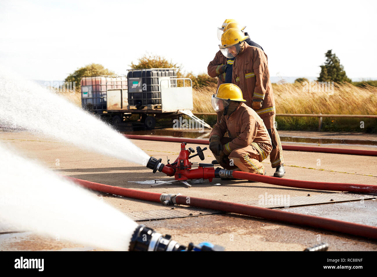 Bomberos capacitación para el uso de manguera contra incendios, Darlington, REINO UNIDO Foto de stock