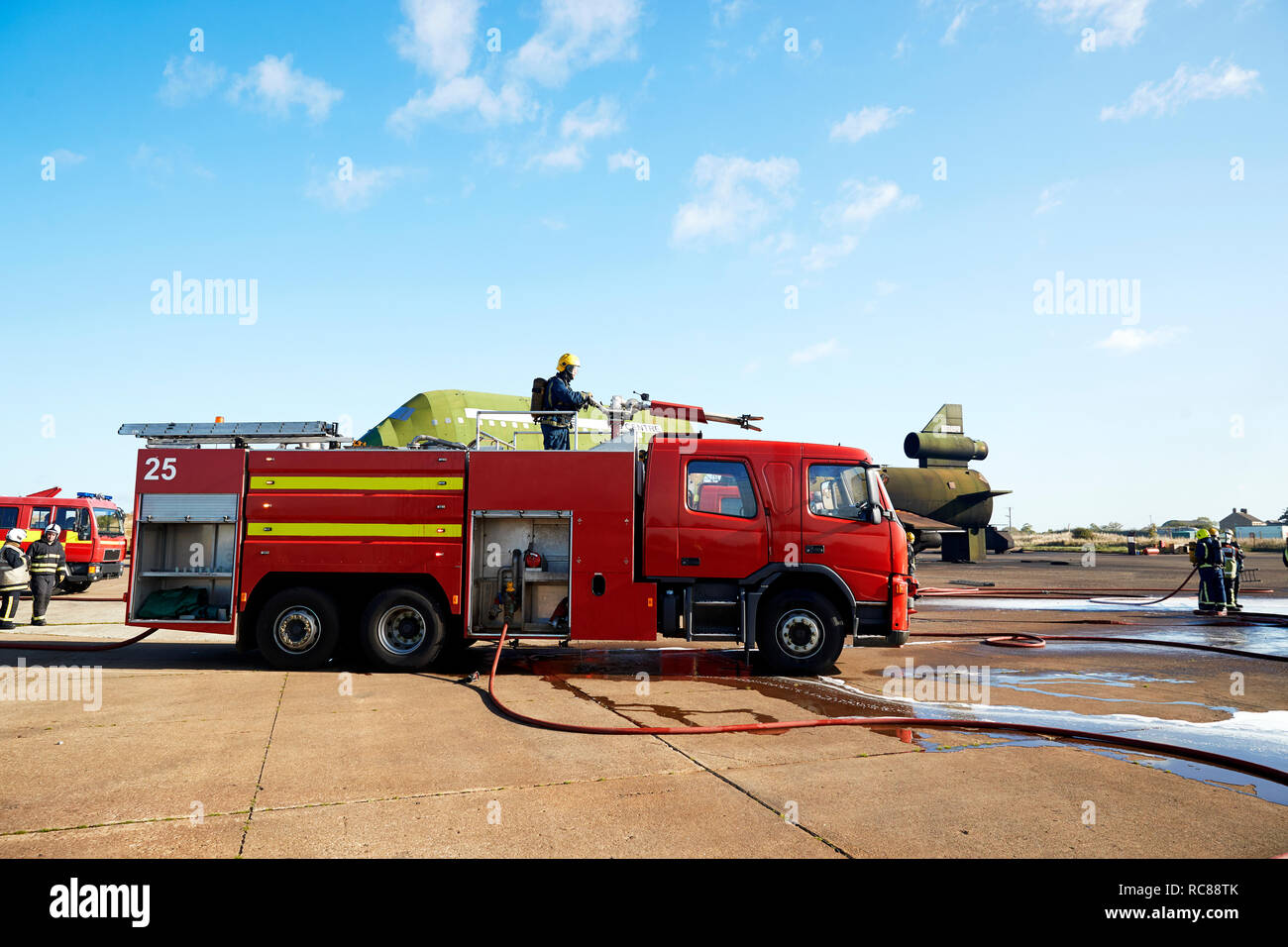 Bomberos y bomberos en el centro de formación, Darlington, REINO UNIDO Foto de stock