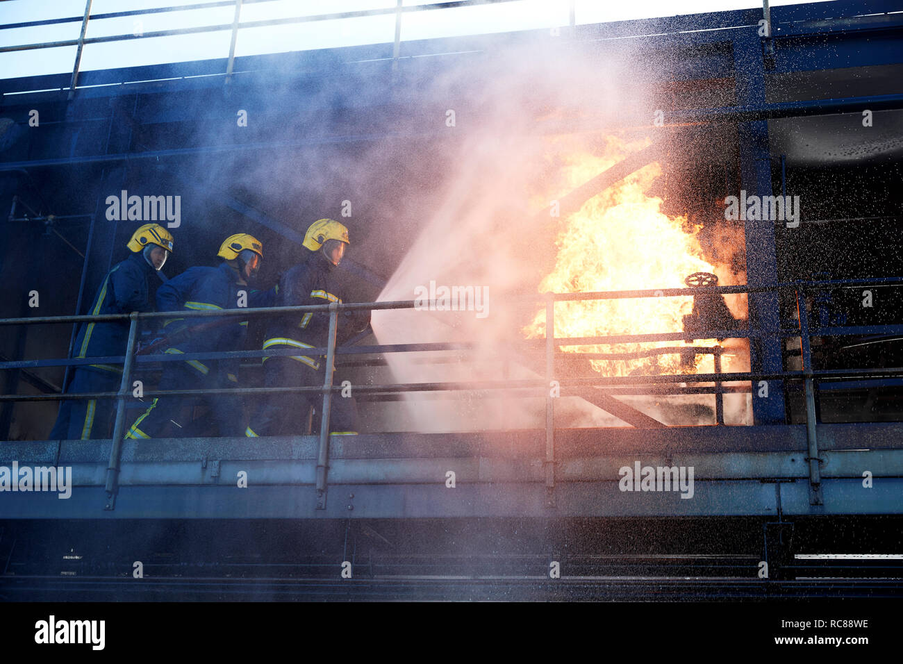 La formación de los Bomberos para extinguir el incendio en el edificio en llamas, Darlington, REINO UNIDO Foto de stock