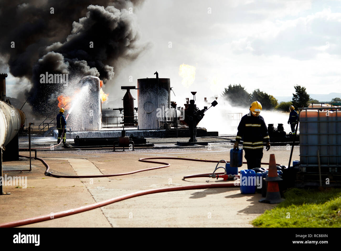 La formación de los Bomberos para extinguir el incendio en la quema de tanques, Darlington, REINO UNIDO Foto de stock