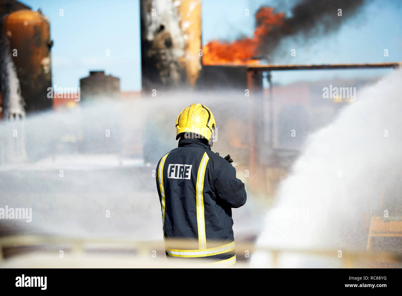 Formación de Bomberos para extinguir el incendio en la quema de tanques, Darlington, REINO UNIDO Foto de stock