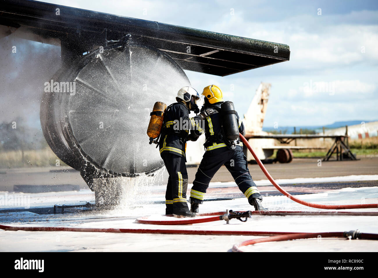 Los bomberos apagar el fuego en el antiguo avión de entrenamiento, Darlington, REINO UNIDO Foto de stock