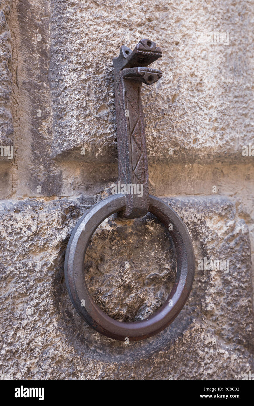 Antiguo anillo de amarre de caballos en una pared del edificio en Siena, Italia Foto de stock