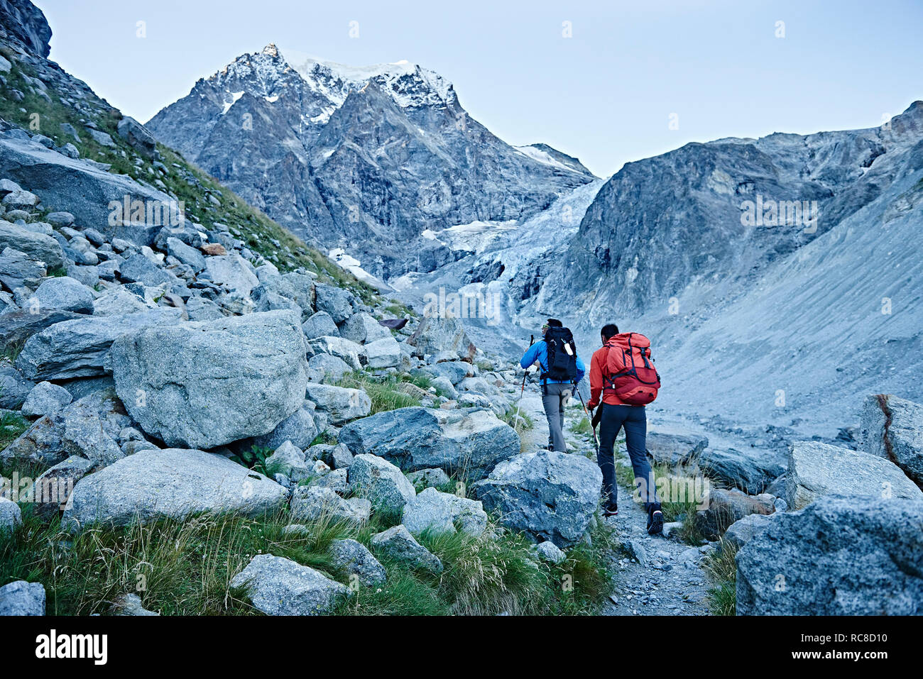 Excursionista amigos en Mont Cervin, Cervino, Valais, Suiza Foto de stock