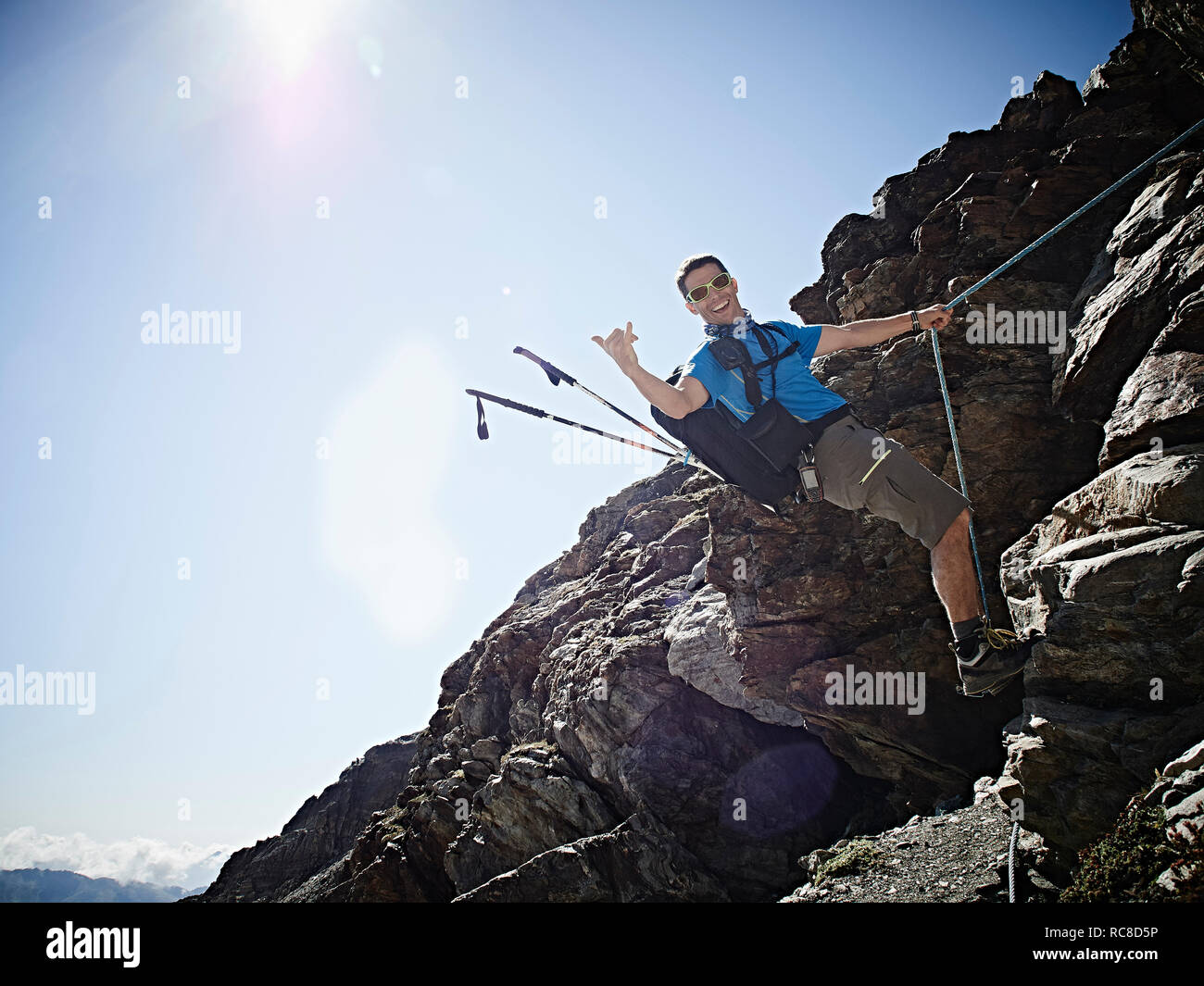 Excursionista con cuerdas para ascender la roca, Mont Cervin, Cervino, Valais, Suiza Foto de stock