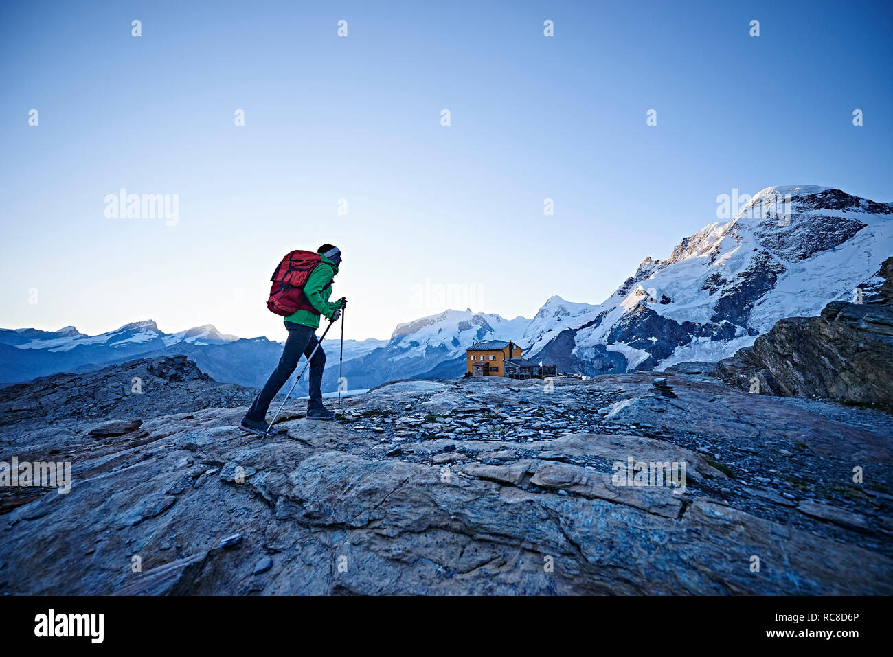 Caminante sobre la superficie rocosa, Mont Cervin, Cervino, Valais, Suiza Foto de stock