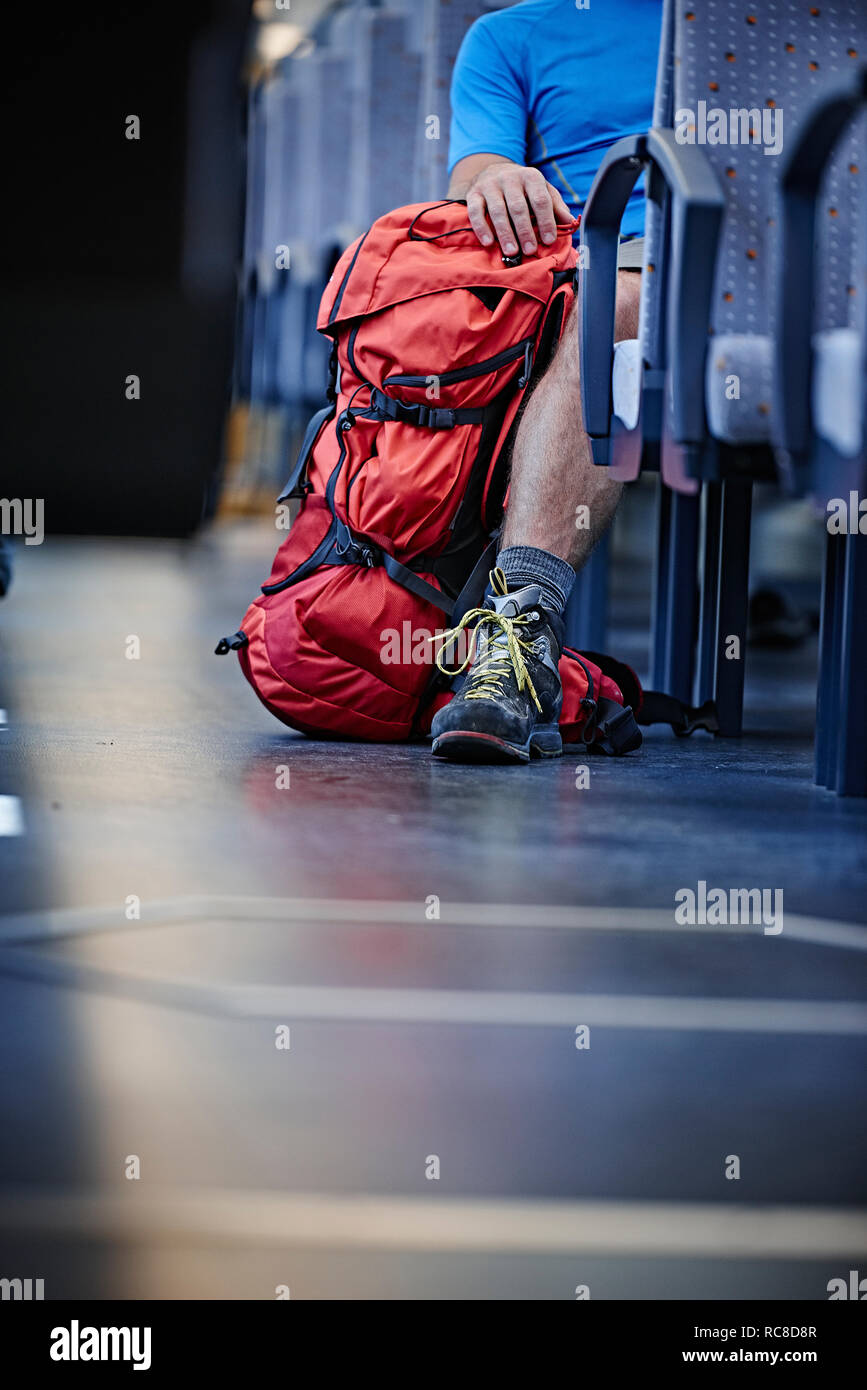 Excursionista con mochila en el tren Foto de stock
