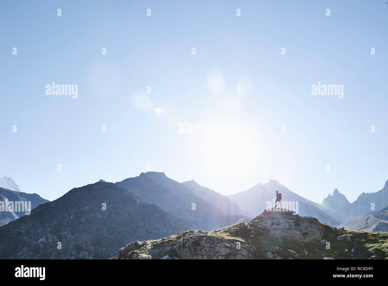 Caminante en pico de roca, Mont Cervin, Cervino, Valais, Suiza Foto de stock