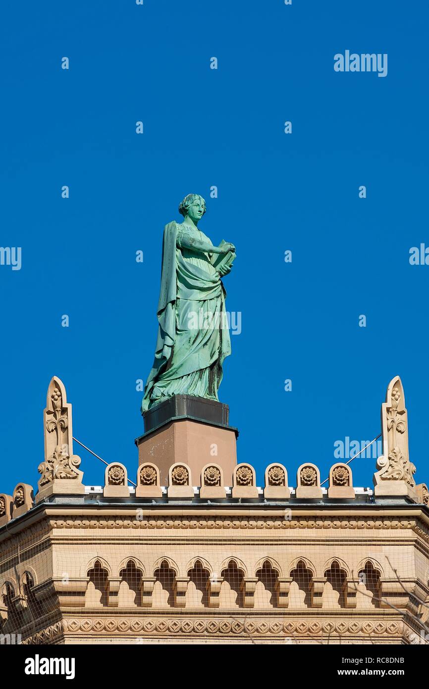 Figura Sapentia sabiduría en el edificio del Gobierno de la Alta Baviera, Munich, la Alta Baviera, Baviera, Alemania Foto de stock