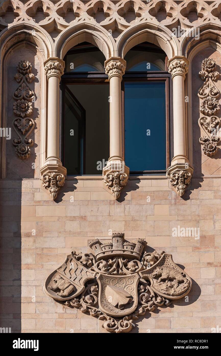 Ventanas arqueadas y escudos de armas, fachada, Gobierno de la Alta Baviera, Munich, la Alta Baviera, Baviera, Alemania Foto de stock