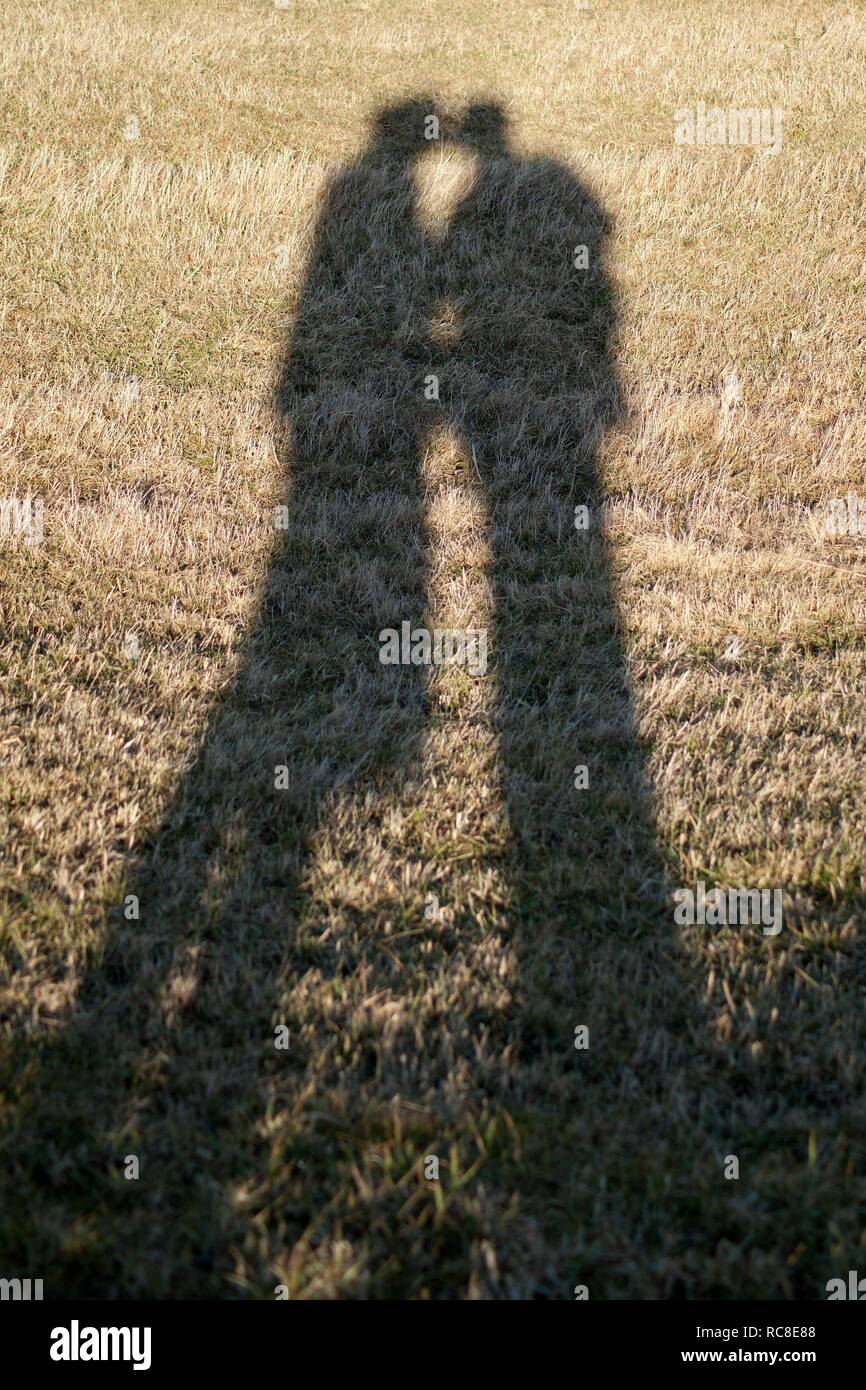 Sombra sobre una pradera de una pareja besándose Fotografía de stock - Alamy Sombra sobre una pradera de una pareja besándose Fotografía de stock - Alamy