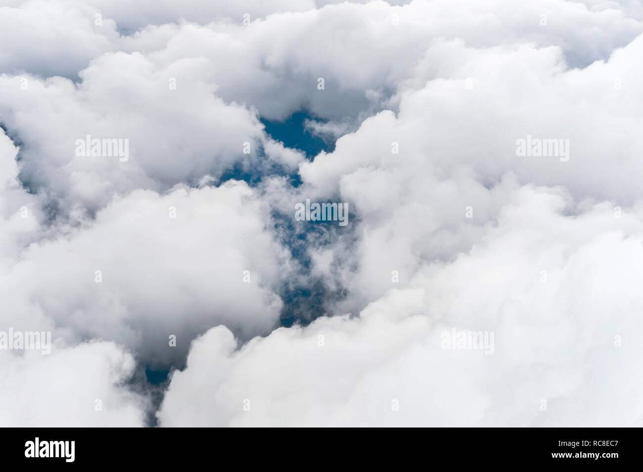 Por encima de las nubes, Ratisbona, Baviera, Alemania Foto de stock