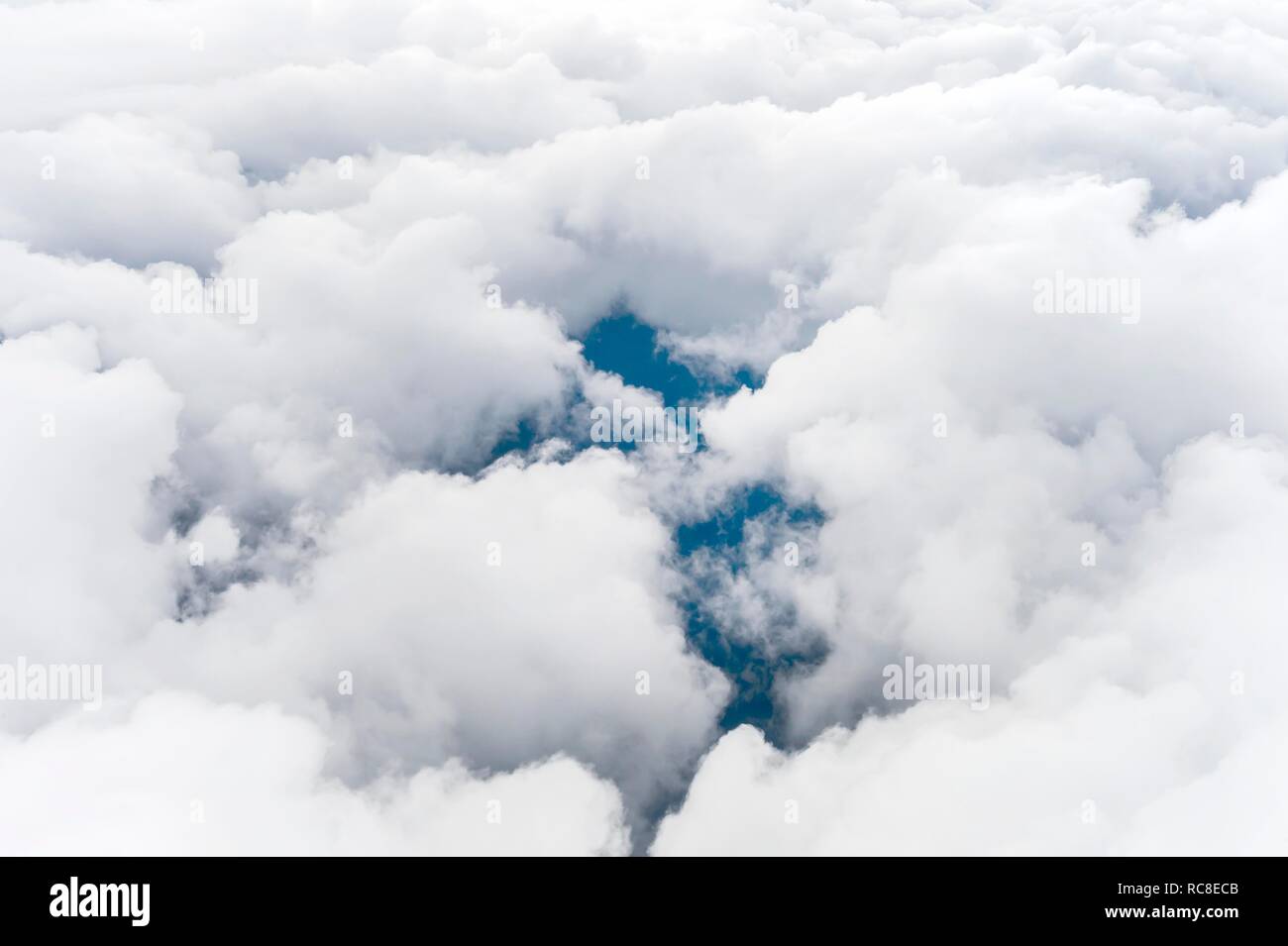 Por encima de las nubes, Ratisbona, Baviera, Alemania Foto de stock