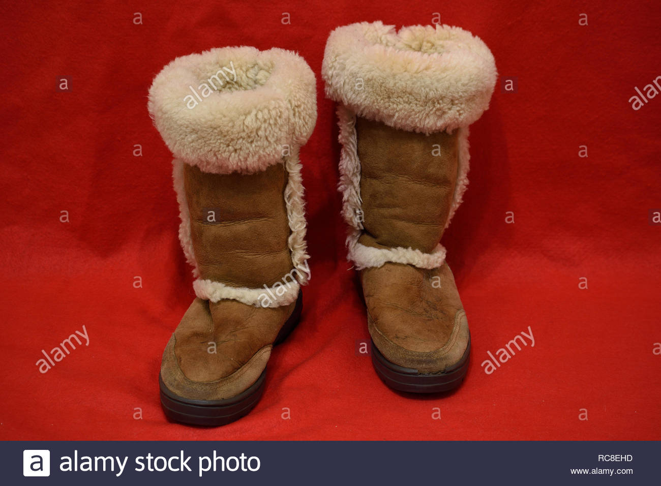 Botas De Piel De Oveja Fotos e Imágenes de stock Alamy Par De Botas De Piel De Oveja De Tamaño Del Niño, Aislado En