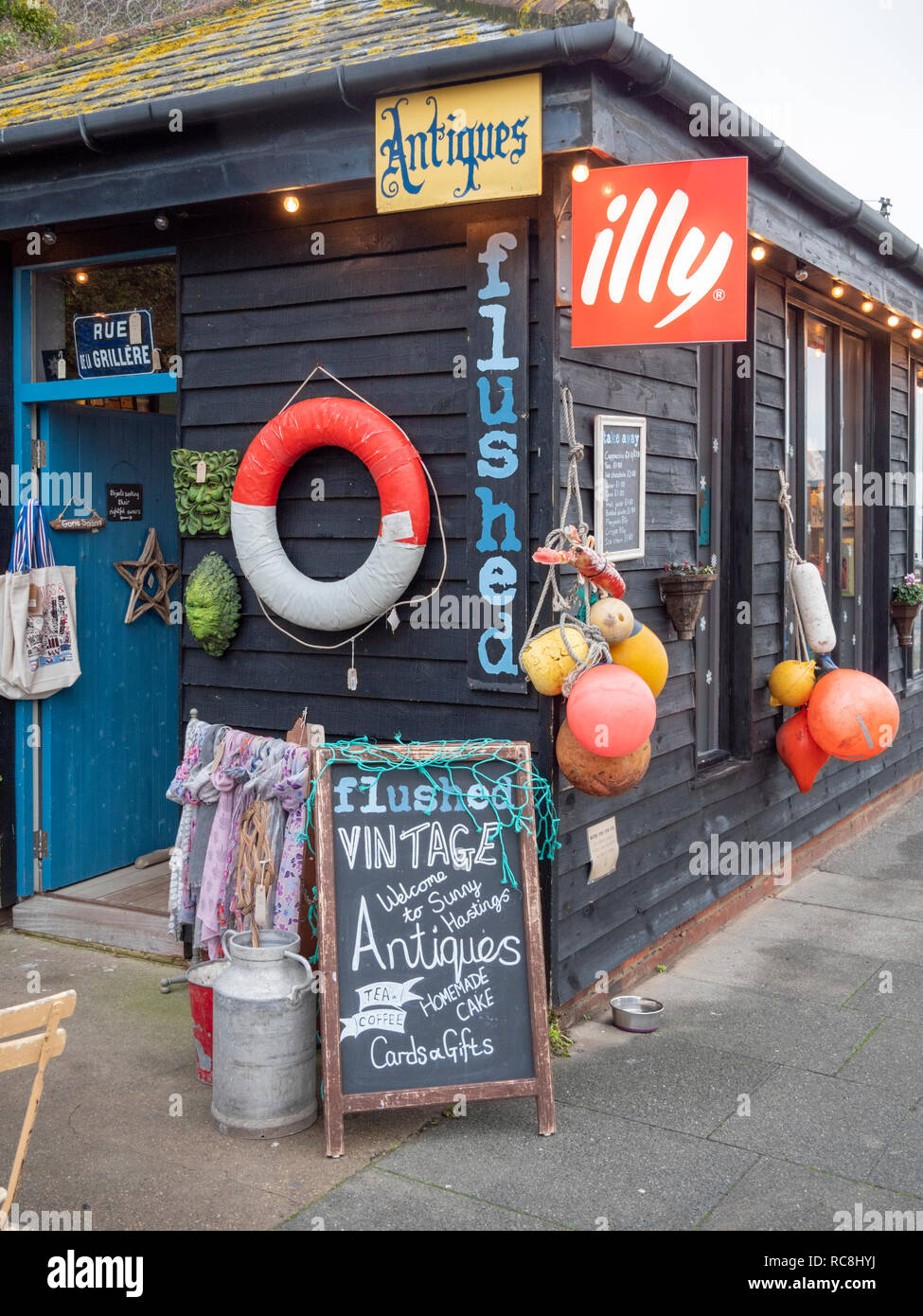 Enjuagado, una tienda de artículos de segunda mano y antigüedades en  Hastings UK, enjuagado Fotografía de stock - Alamy