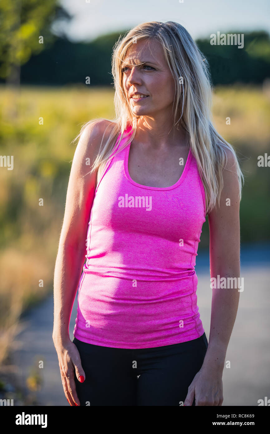 Fitness mujer toma una vista al sol en su período de sesiones de entrenamiento Foto de stock