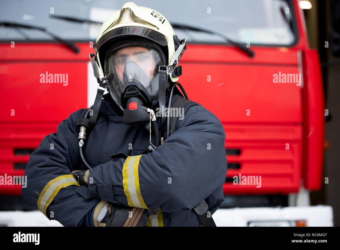 Imagen de hombre bombero en máscara de gas cerca de un camión de bomberos  Fotografía de stock - Alamy