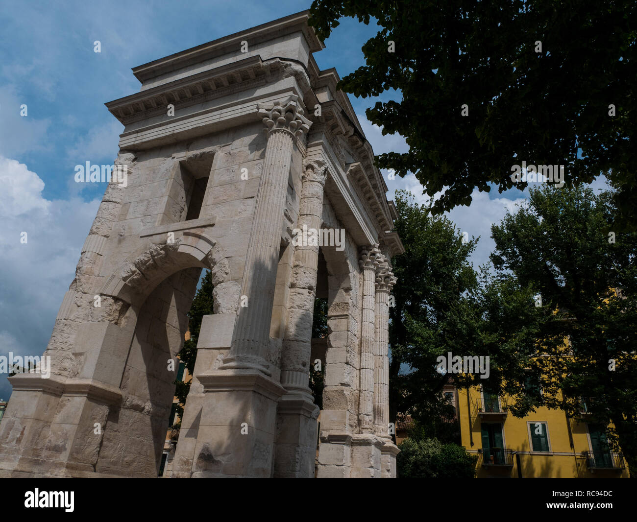 Arco dei gavi es un arco triunfal de la época romana, situada en la ciudad del amor de Verona, destino para todos los turistas en busca de romance Foto de stock