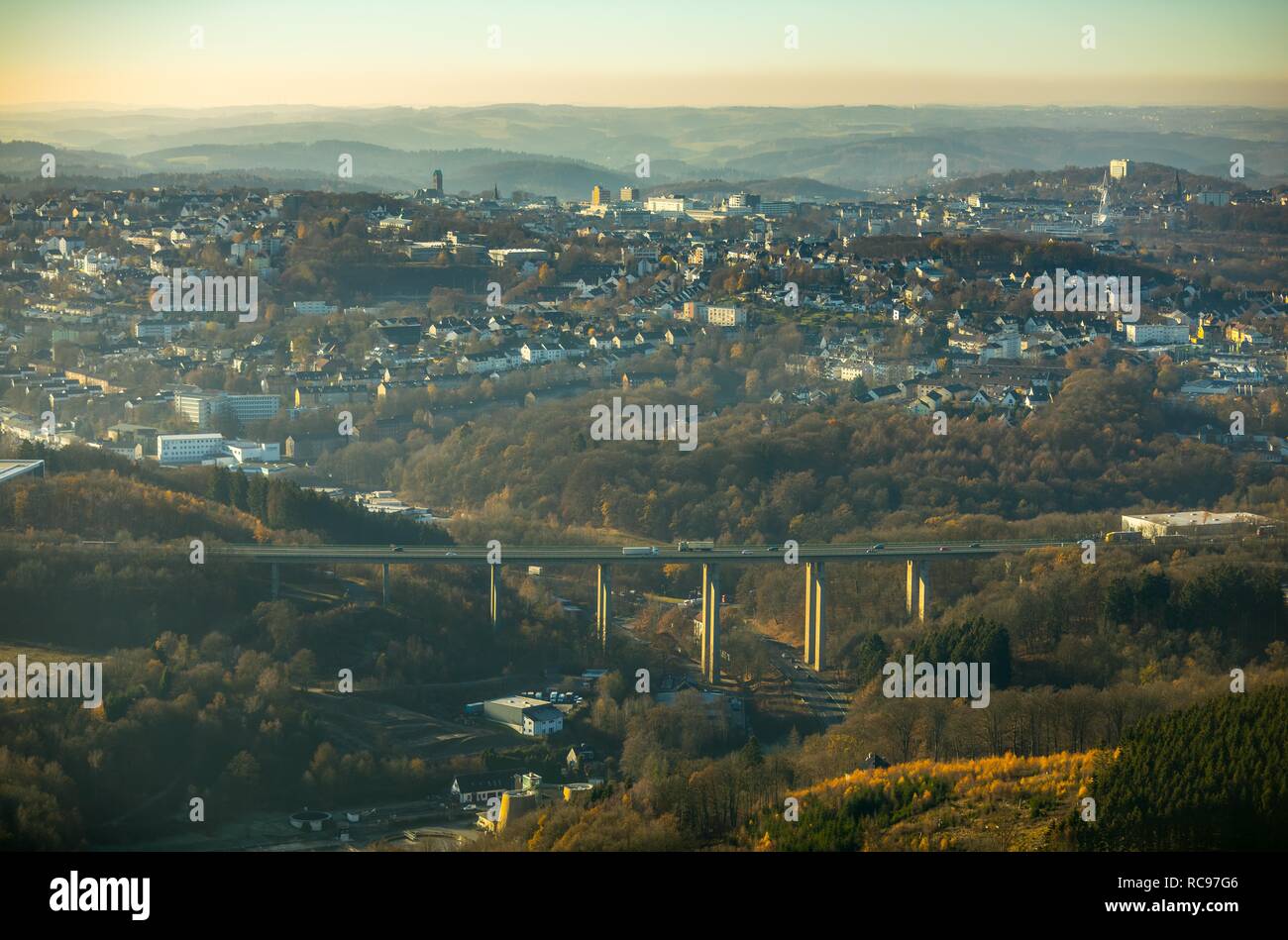 Vista aérea, vista de la ciudad de Lüdenscheid en puente de la autopista, tome la autopista A45, Sauerlandlinie Lüdenscheid, Sauerland Foto de stock