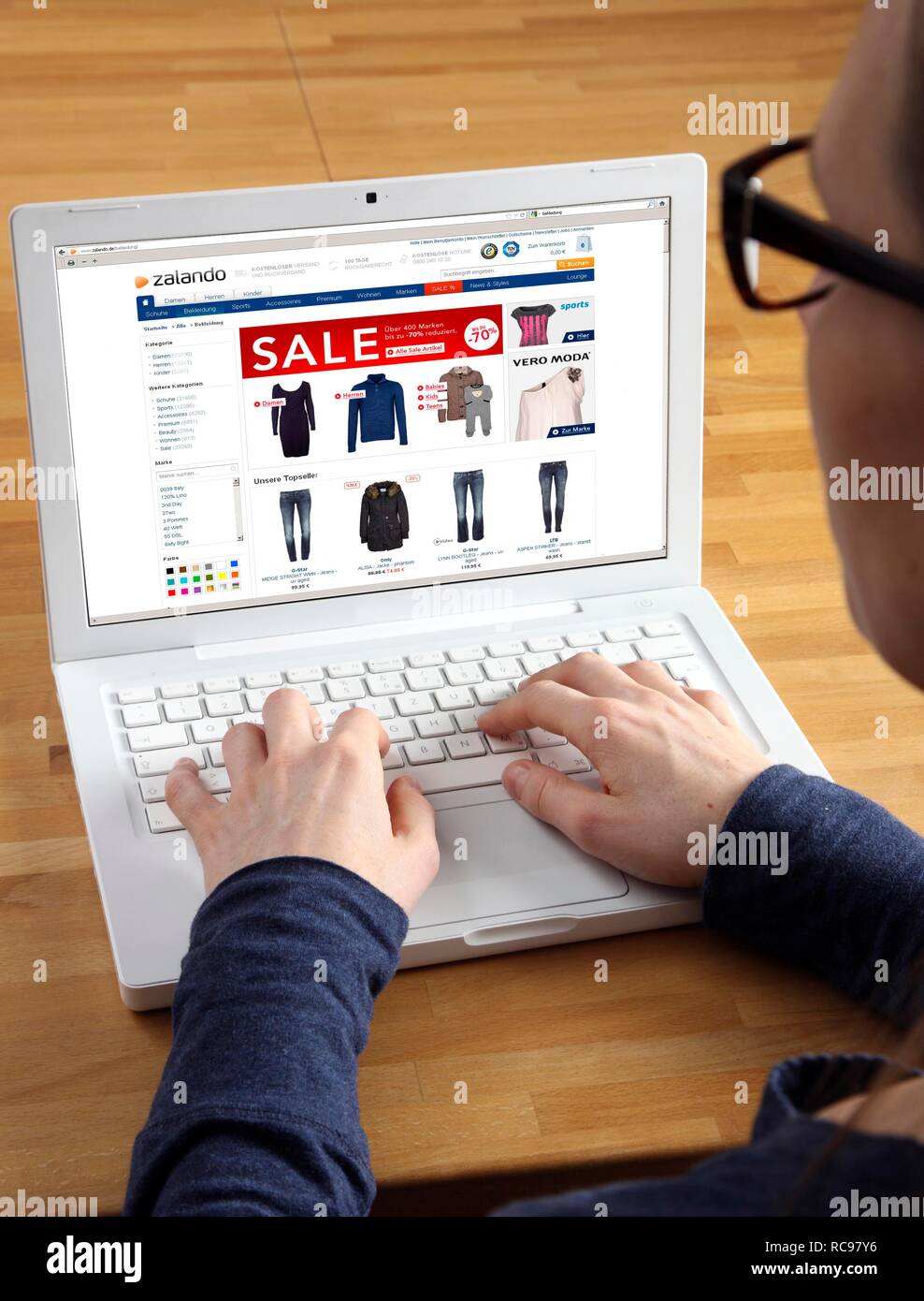 fusión Excursión vocal Mujer navegando por internet con un ordenador portátil, Zalando, tienda de ropa  online Fotografía de stock - Alamy