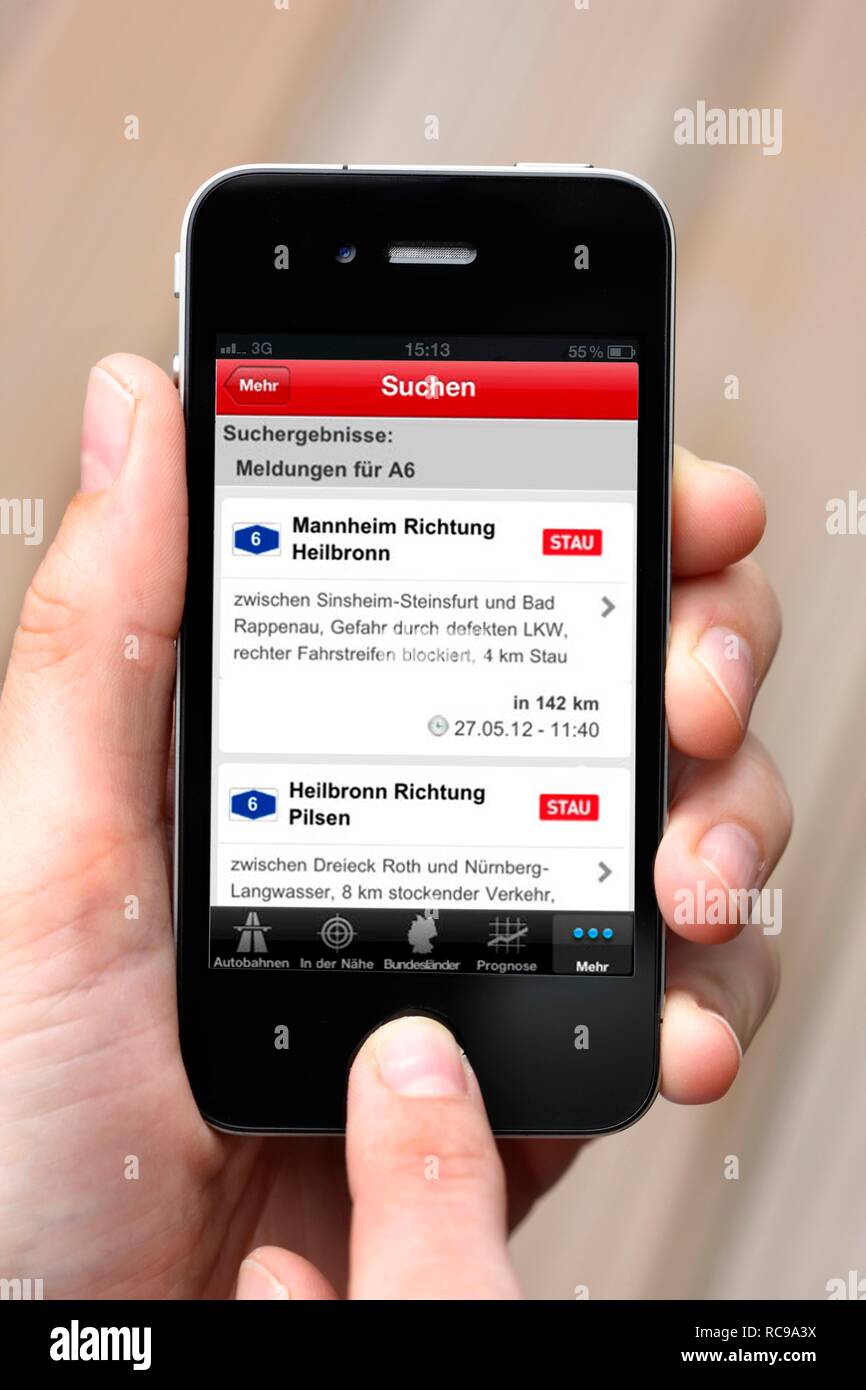 El Iphone, el teléfono inteligente, app en la pantalla de tráfico, noticias, información de tráfico Foto de stock
