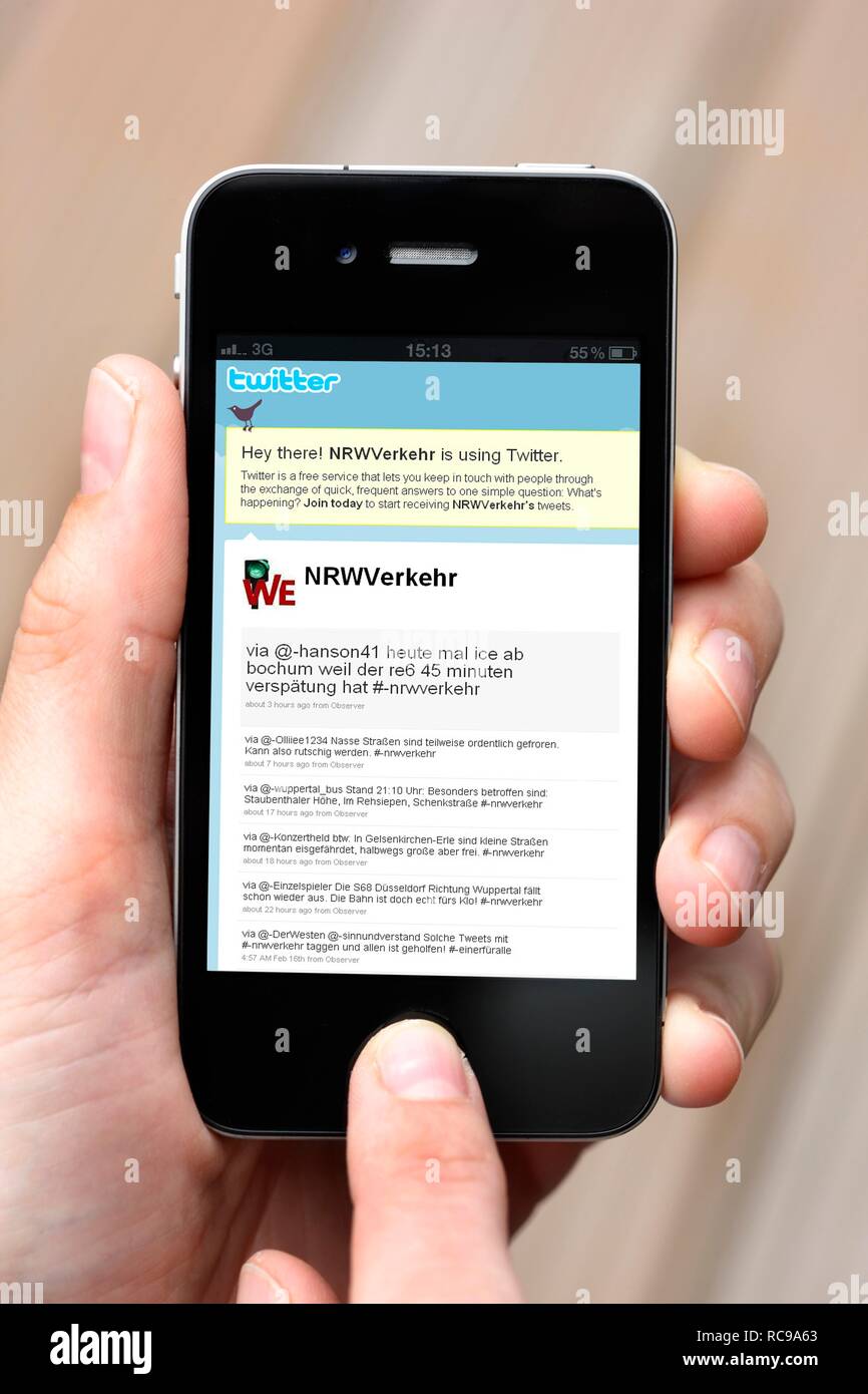 El Iphone, el teléfono inteligente, app en la pantalla, noticias de tráfico en Twitter Foto de stock