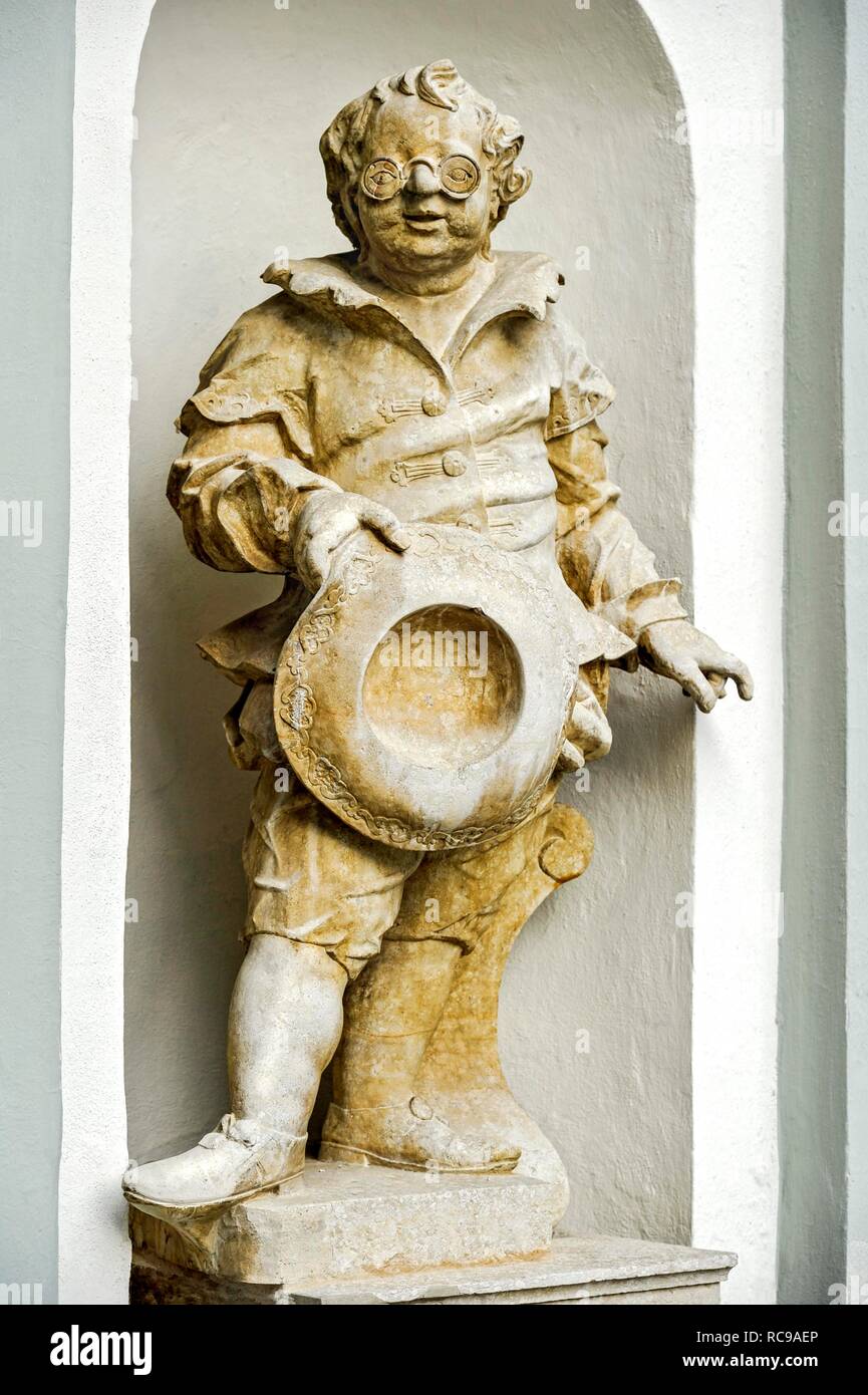 Figura de piedra de la corte y maestro de ceremonias en el portal del castillo de Hirschberg, Beilngries, Alta Baviera, Baviera, Alemania Foto de stock