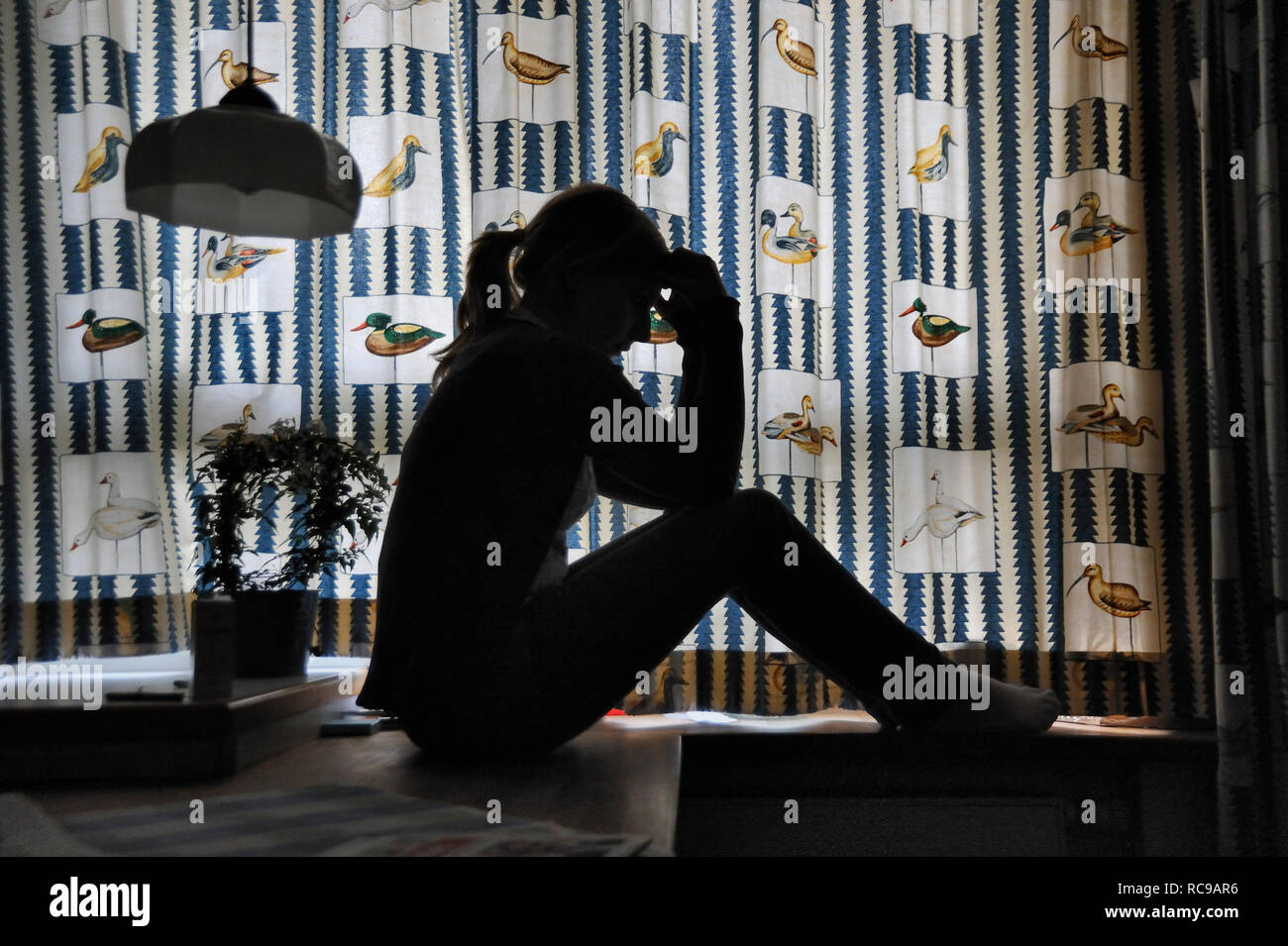 Frau Junge, nachdenklich | joven thoughtfull Silhouette Silhouette Foto de stock