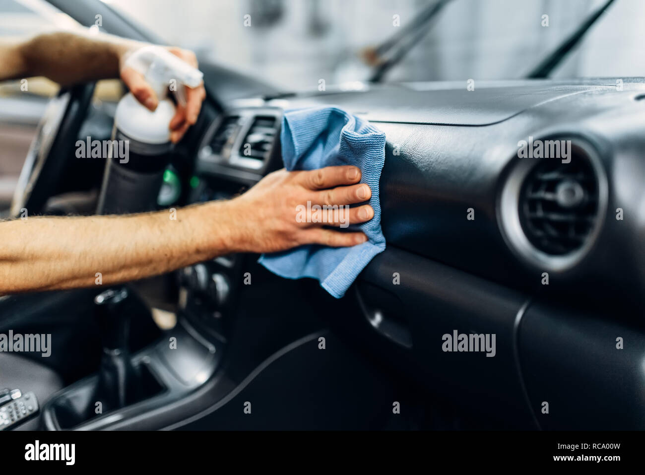 Auto detallando de coche interior sobre lavacoches servicio. Limpieza de  los guantes del trabajador salon con spray de pulido Fotografía de stock -  Alamy