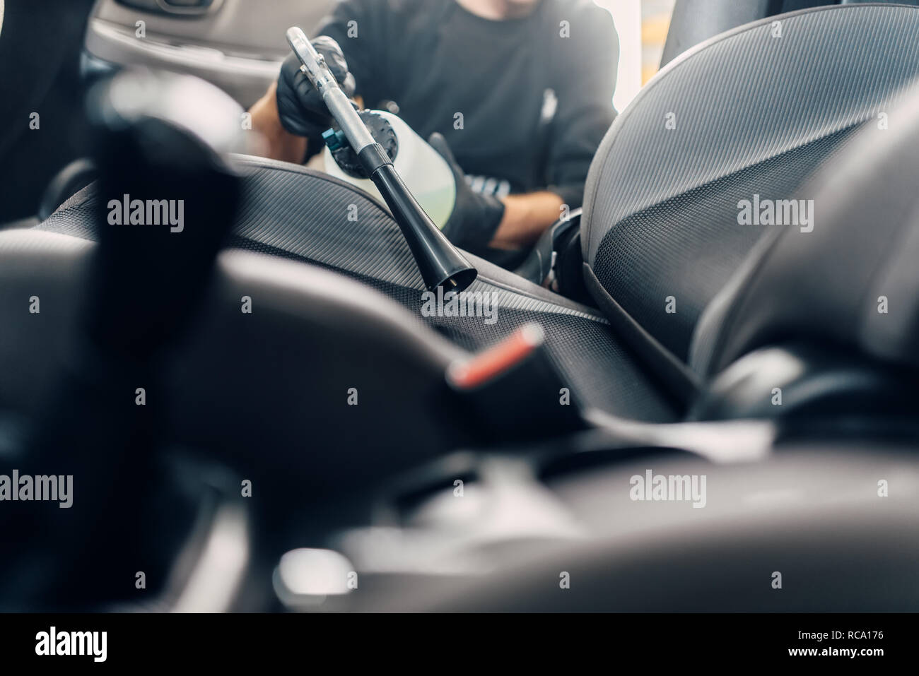 Limpieza de coches, el hombre coche, limpieza interior del vehículo  Fotografía de stock - Alamy