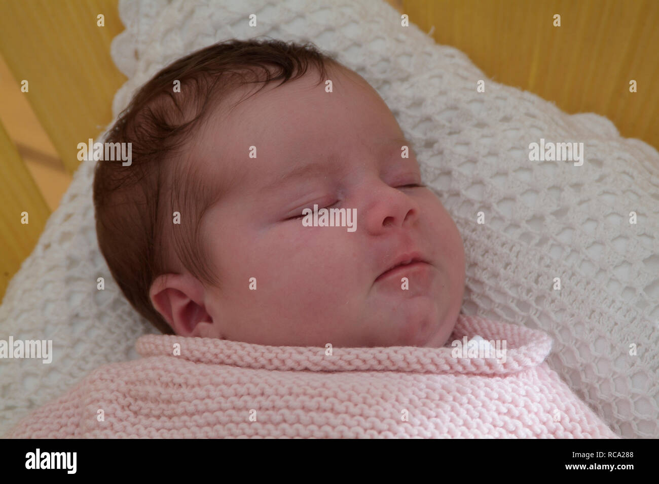 Bebé neugeborenes liegt auf einem Kissen, tipo das ist 12 Tage alt | bebé recién nacido acostado sobre una almohada - el bebé ist 12 días de edad. Foto de stock
