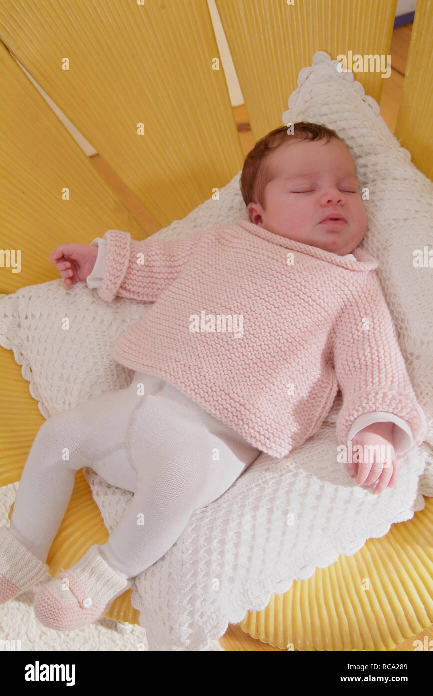 Bebé neugeborenes liegt auf einem Kissen, tipo das ist 12 Tage alt | bebé recién nacido acostado sobre una almohada - el bebé ist 12 días de edad. Foto de stock