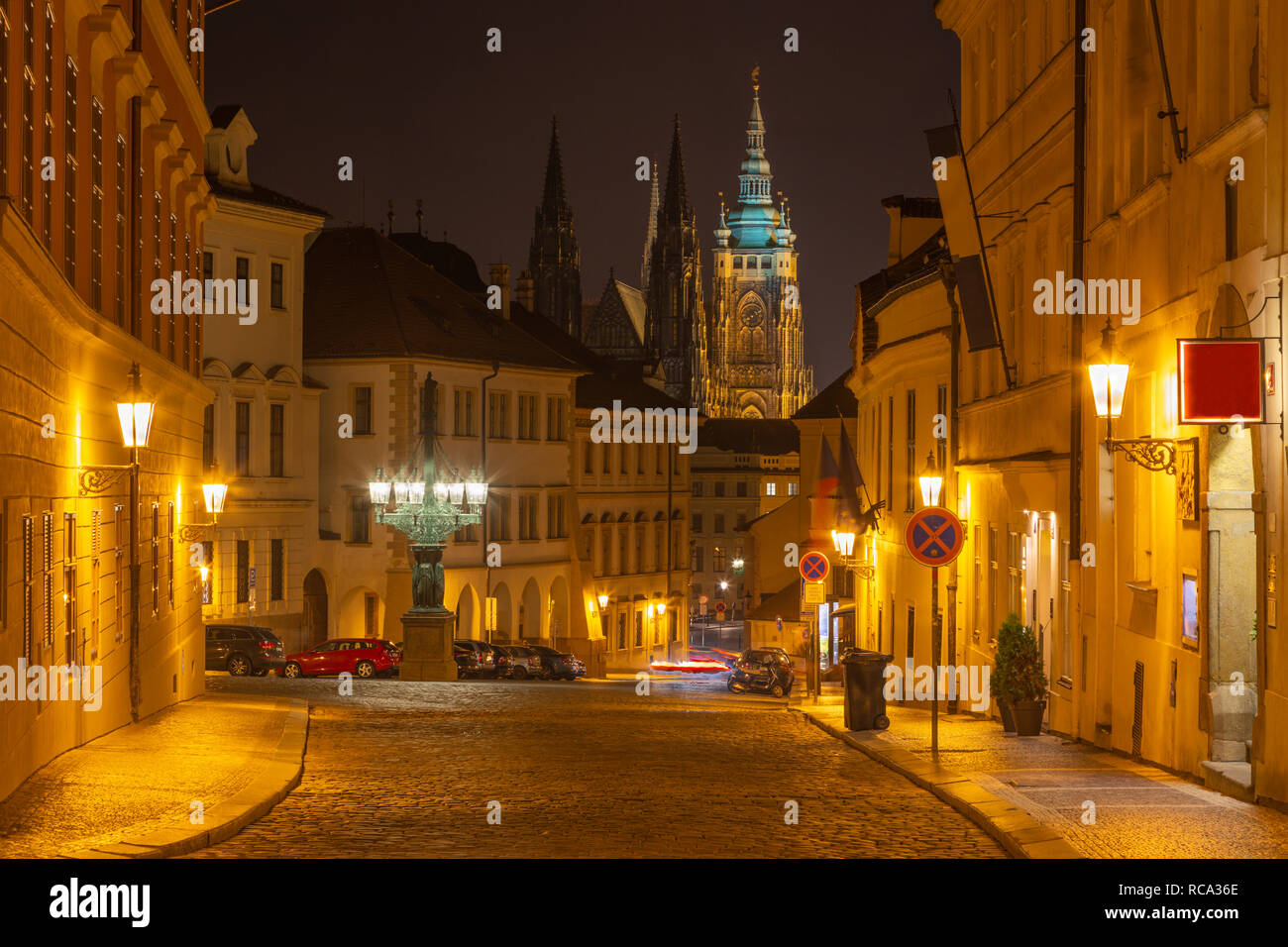 Praga - la catedral de San Vito y la LoretÃ¡nskÃ¡ la calle por la noche. Foto de stock