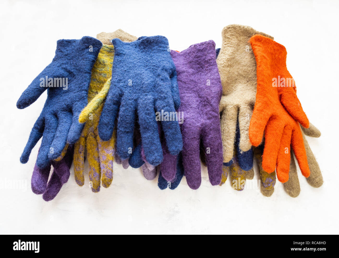Montón de nuevos guantes de fieltro en placa de hormigón gris Fotografía de  stock - Alamy