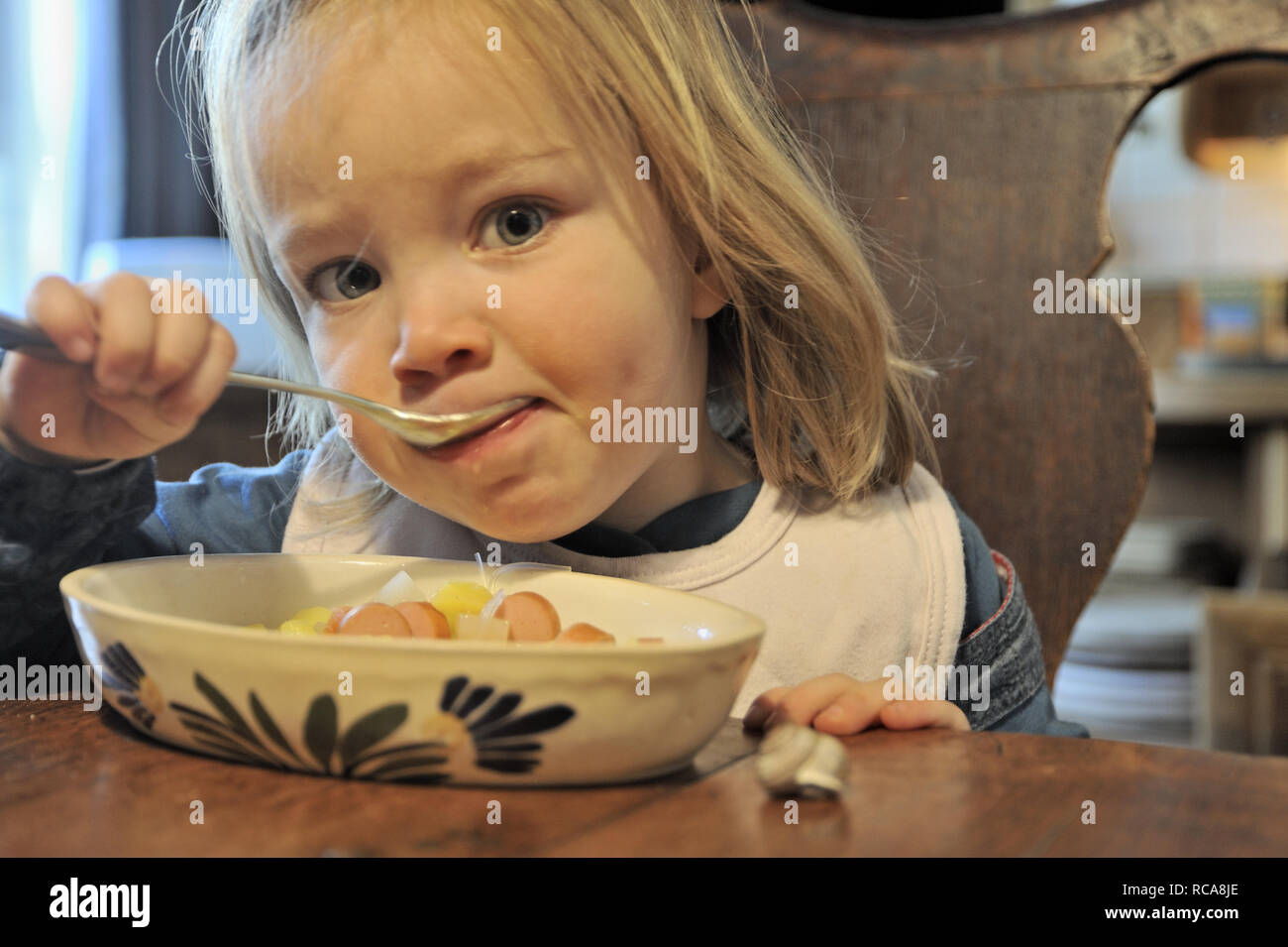 El Kleines Mädchen beim Essen, 2 Jahre alt | niña comiendo, dos años. Foto de stock