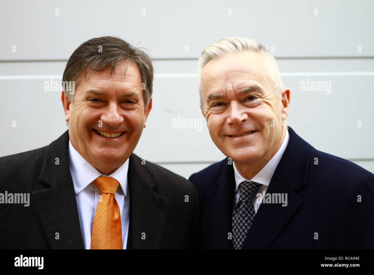 Simon McCoy Huw Edwards juntos en Westminster, Londres, Reino Unido. Los dos principales periodistas de Noticias políticas fueron muy amables al permitir que se tomaran fotografías de ellos a petición del fotógrafo. Son buenos hombres con gran sentido del humor. Presentadores de BBC NEWS. Periodismo. Ocupaciones. Página de la cartera de Russell Moore. Foto de stock