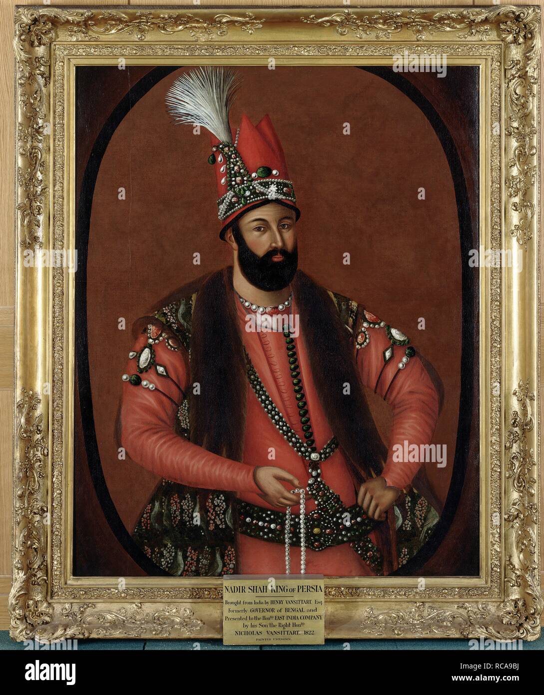 Nadir Shah de Persia (1732-1747). Tres cuartos de longitud, en un óvalo orla. El Shah lleva una túnica escarlata con una camiseta sin mangas de prenda exterior adornada con pieles. Sobre su cabeza es una tapa alta (un â€˜tahmaziâ€™) adornado con un jewelled aigrette. La cara se gira un poco a la derecha. La mano izquierda descansa sobre la cadera, el derecho contiene una cadena de perlas. Jewelled brazaletes en sus brazos. . C.1740. Pintura al óleo. 50 por 39 ins (127 por 99 cms). Fuente: Foster 44. Autor: ANON. Foto de stock