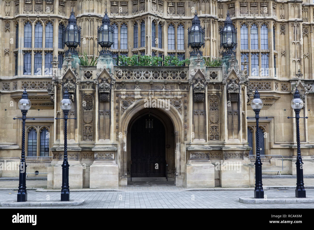 En la entrada de las Casas del Parlamento de Westminster. Foto de stock