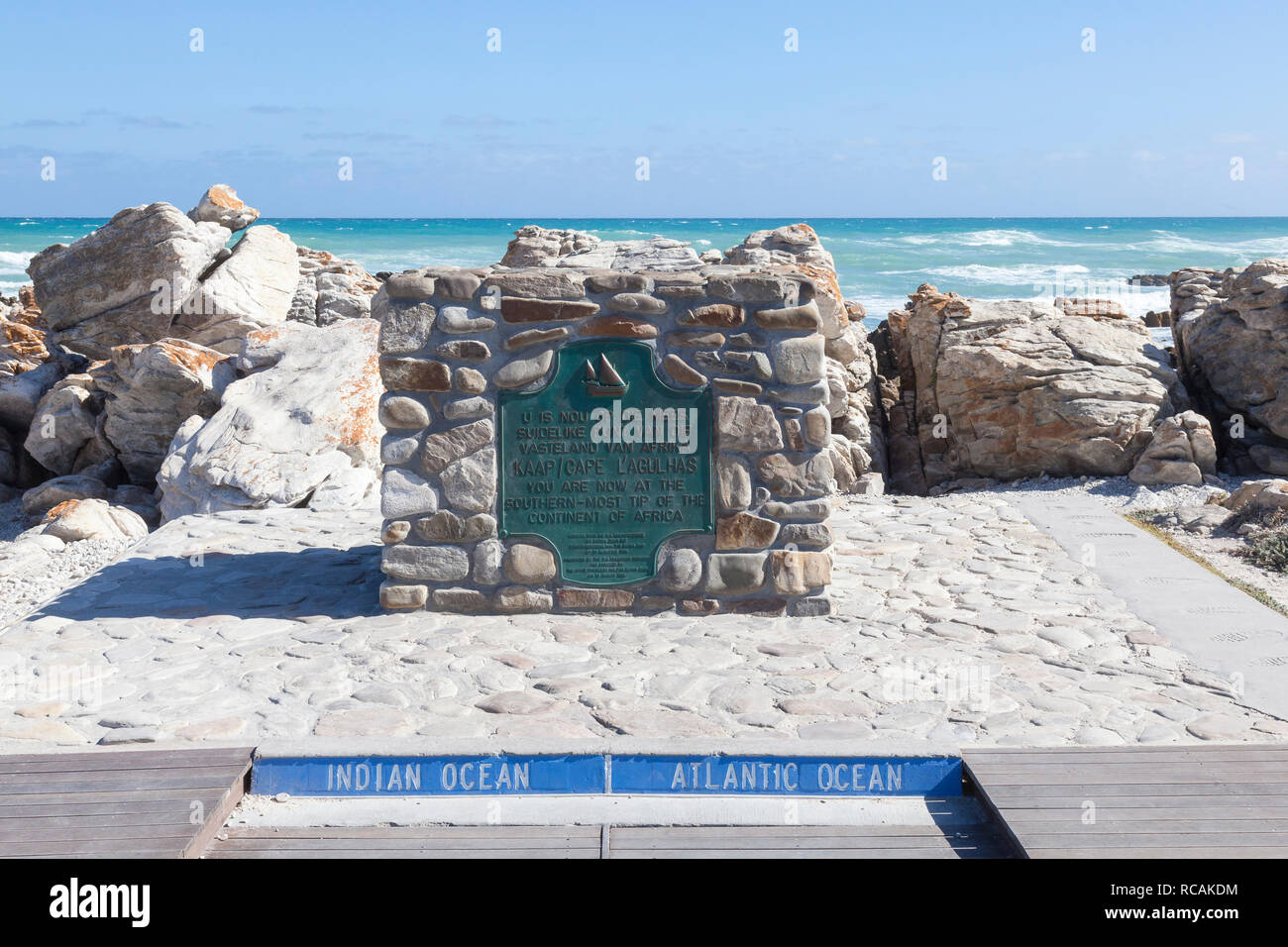 El monumento marca el punto más meridional de Afrrica, Cape Agulhas, Western Cape, Sudáfrica con el encuentro de los océanos Atlántico y Pacífico Foto de stock