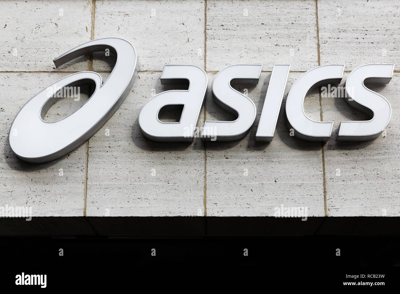 París, Francia - 25 de marzo de 2016: Asics logotipo en una pared. Asics es una empresa multinacional produce calzado y material deportivo Fotografía de stock - Alamy