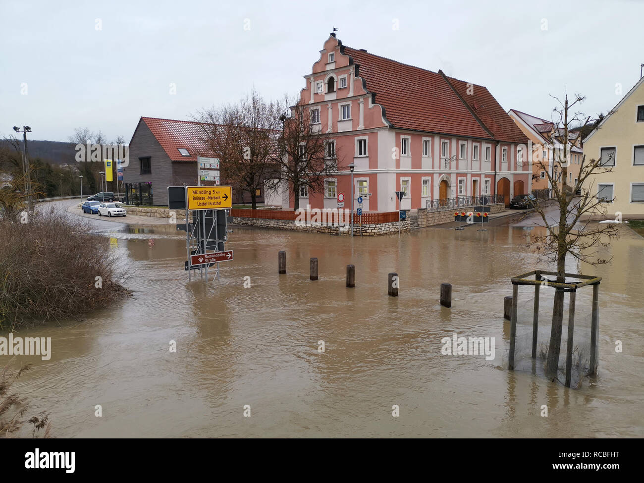 Harburg, Alemania. 15 Enero, 2019. El agua está en las calles de Harburg. La inundación en el Wörnitz en Swabia ha alcanzado el segundo nivel más alto en la noche del martes en Harburg Donau-Ries (distrito). Crédito: Matthias Stark/dpa/Alamy Live News Foto de stock