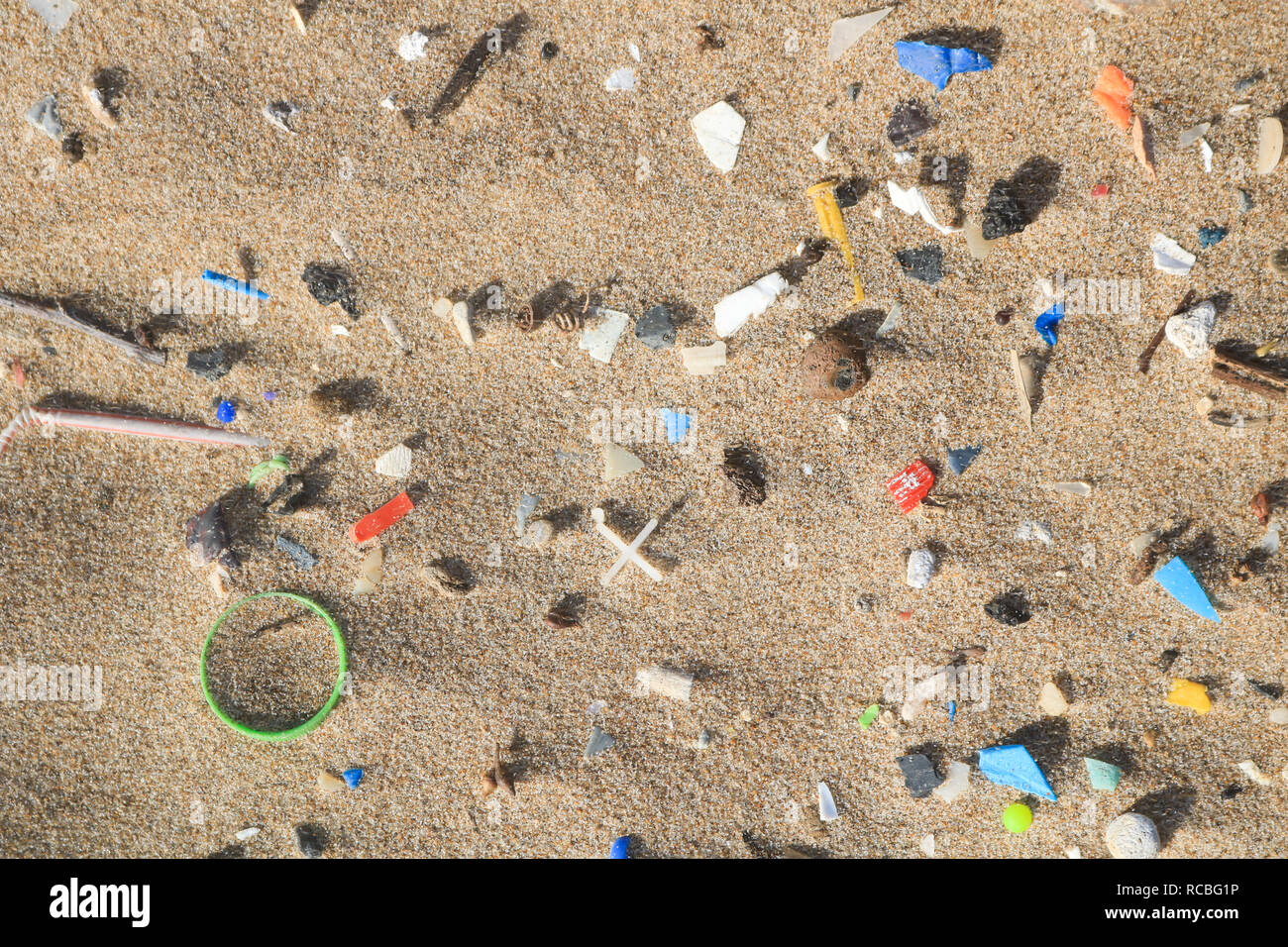 Beirut, Líbano. El 15 de enero de 2019. Cientos de objetos de plástico micro son acumuladas en una playa pública en el sur de Beirut. Se estima que 1,1 a 8,8 millones de toneladas (Mt) de residuos plásticos entra en el océano desde las comunidades costeras cada año y animales marinos han sido perjudicados por enredarse en objetos de plástico de crédito: amer ghazzal/Alamy Live News Foto de stock