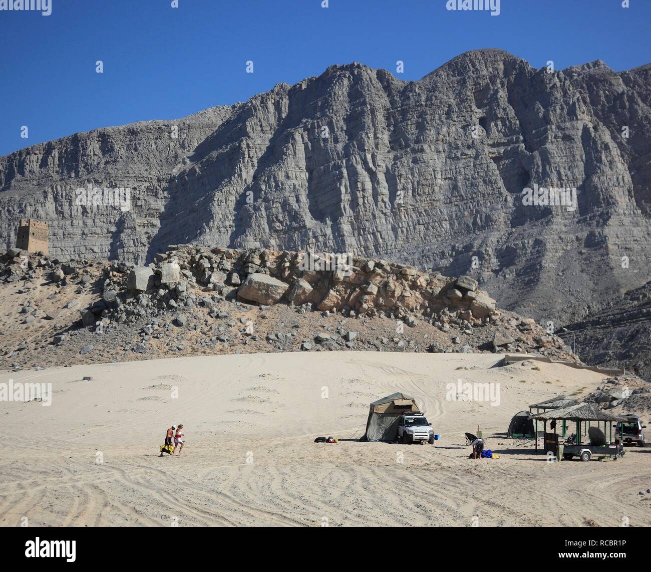 Camping en la zona costera de Bukha en el Golfo Arábigo, en el enclave omaní de Musandam, Omán, Oriente Medio, Asia Foto de stock