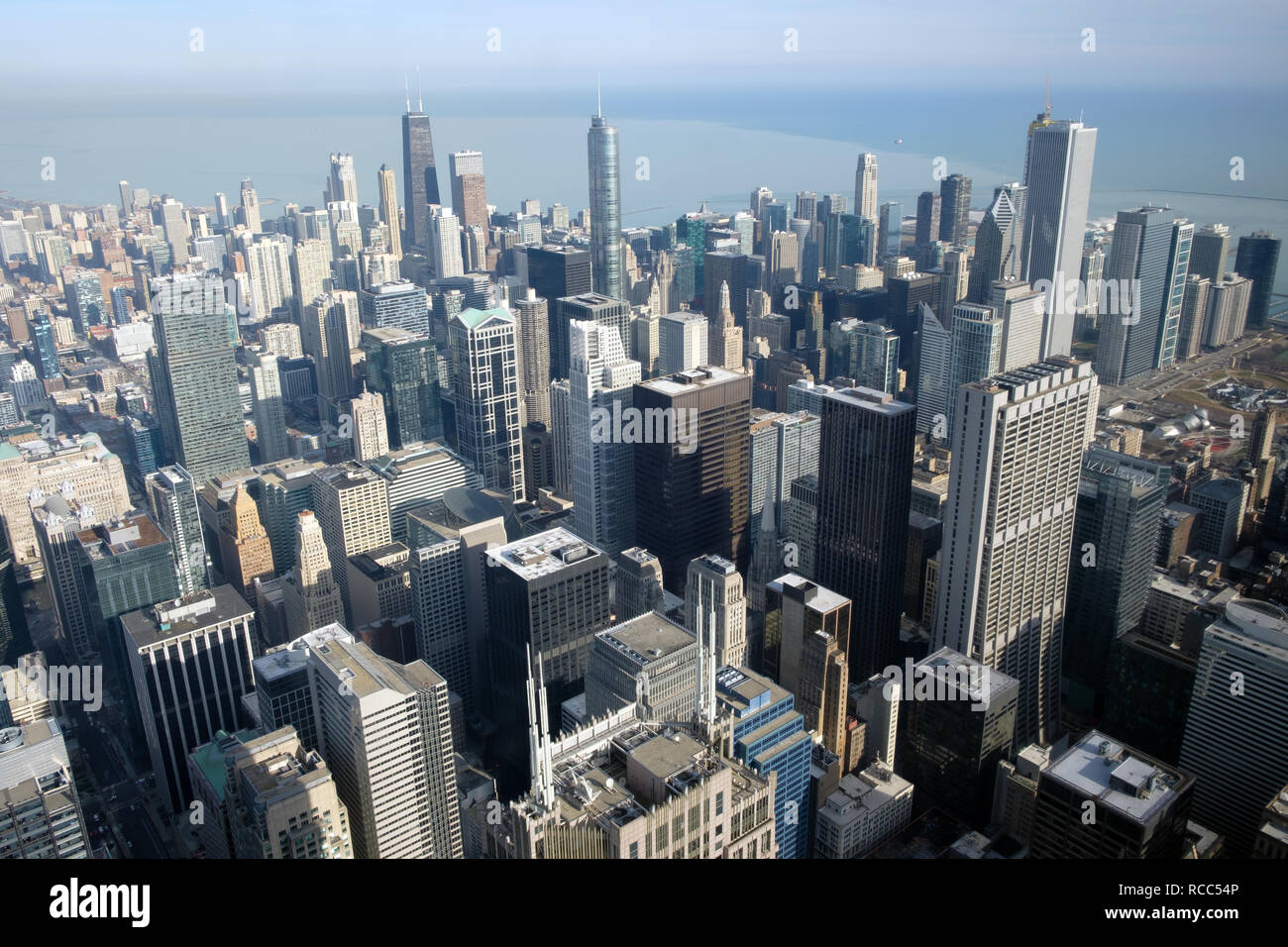 Vista aérea del centro de Chicago mirando sobre el Lago Michigan Foto de stock